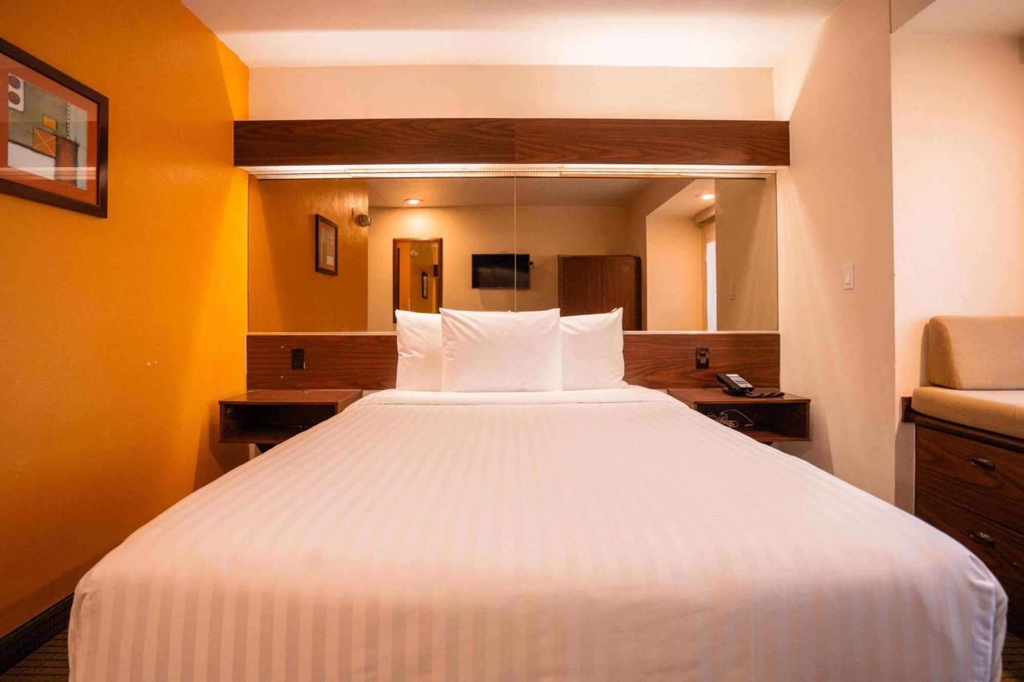 Hotel Microtel And By Wyndham Ciudad Juarez, Us Consulate 4*