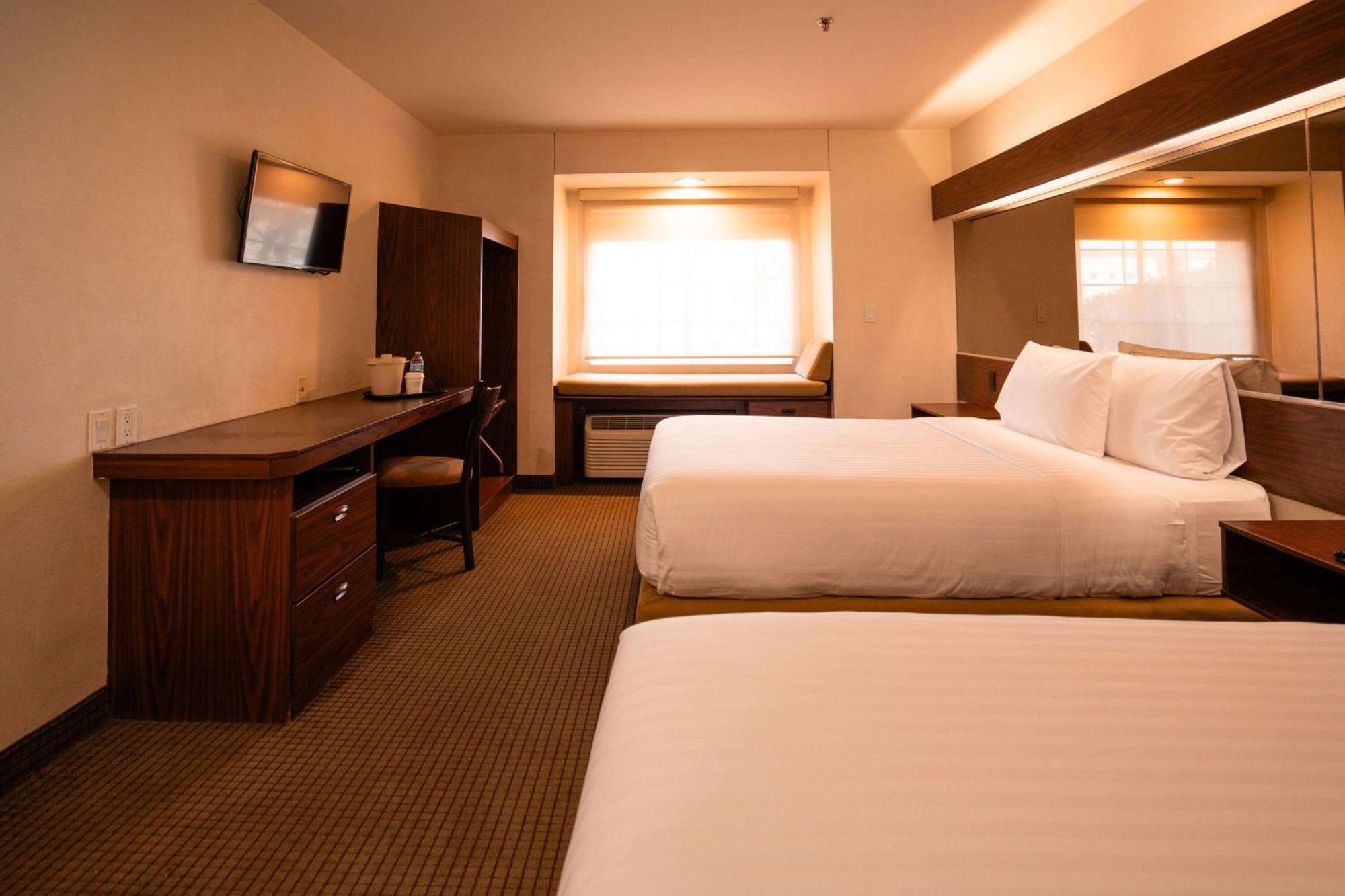 Microtel And By Wyndham Ciudad Juarez, Us Consulate 4*