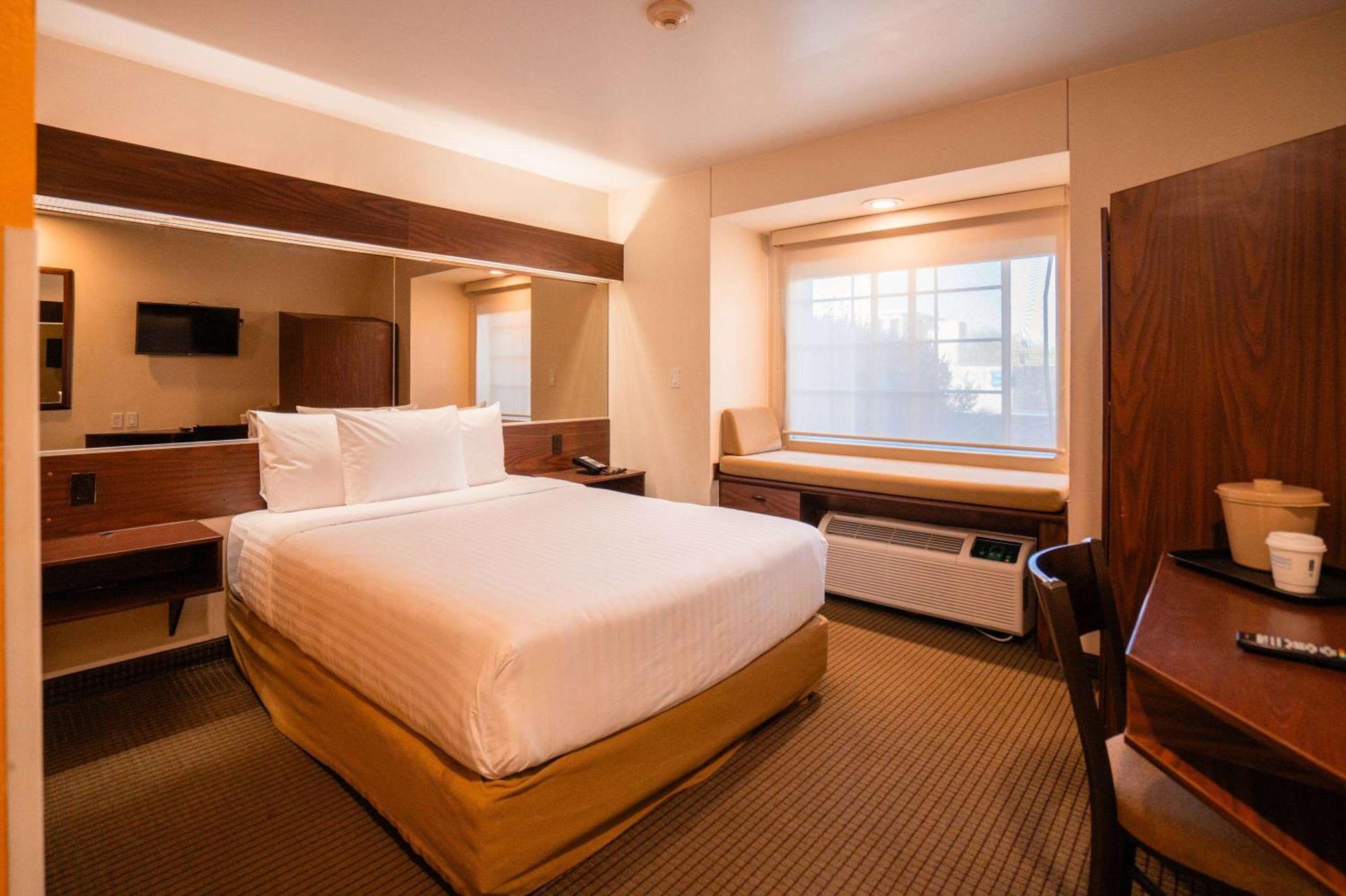 Hotel Microtel And By Wyndham Ciudad Juarez, Us Consulate